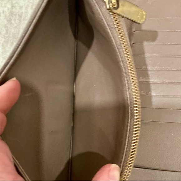 ✨💎LOUIS VUITTON💎✨ MAHINA WALLET WITH BOX AND GIFT! - Picture 12 of 12